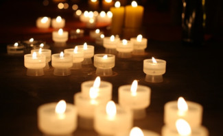 brennende Kerzen im Dunkeln