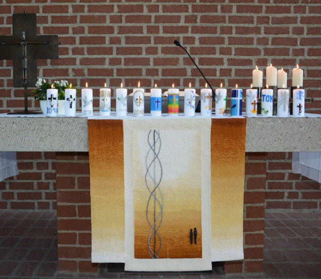 Altar mit Konfi-Kerzen