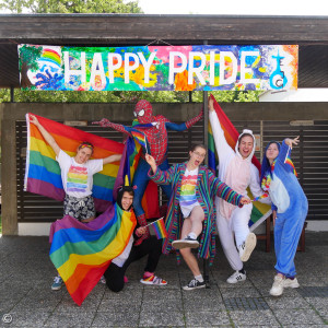 Jugend mit Regenbogenfahne